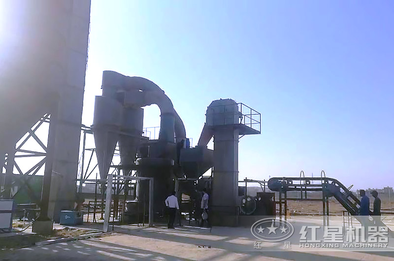 戶外磨粉機生產線作業(yè)