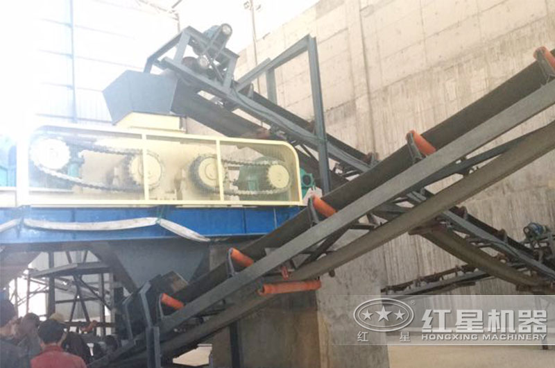 對(duì)輥式制砂機(jī)作業(yè)現(xiàn)場